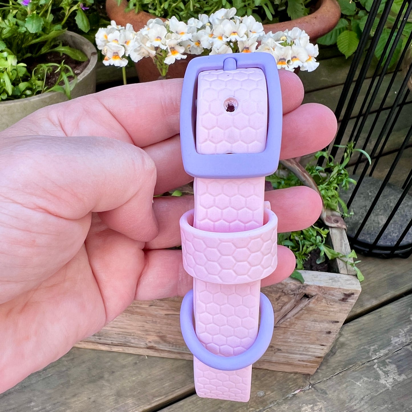 Halsband ställbart i Hexa. Stl: 29-34cm, bredd: 20mm