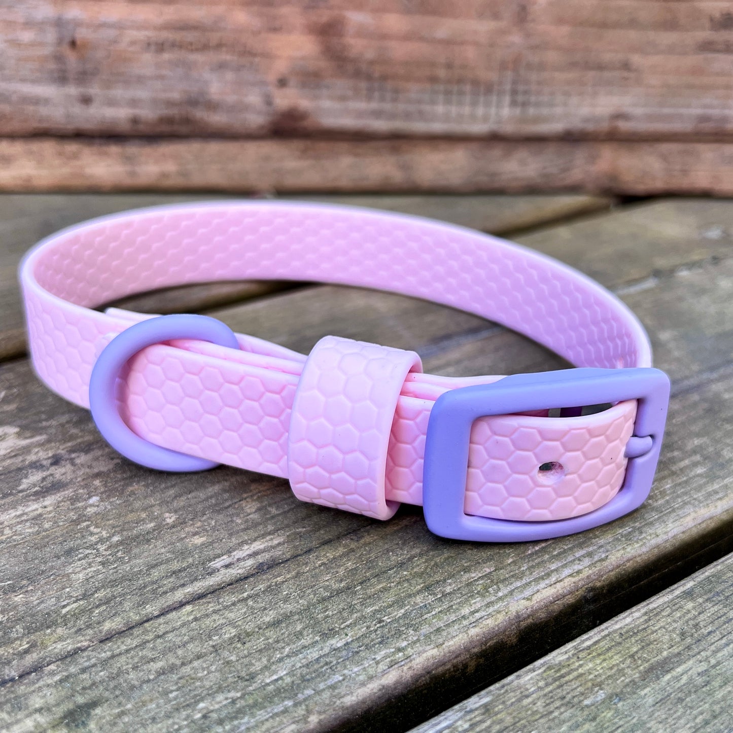 Halsband ställbart i Hexa. Stl: 29-34cm, bredd: 20mm